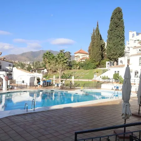En Pueblo Evita Con Piscina Y Terraza
